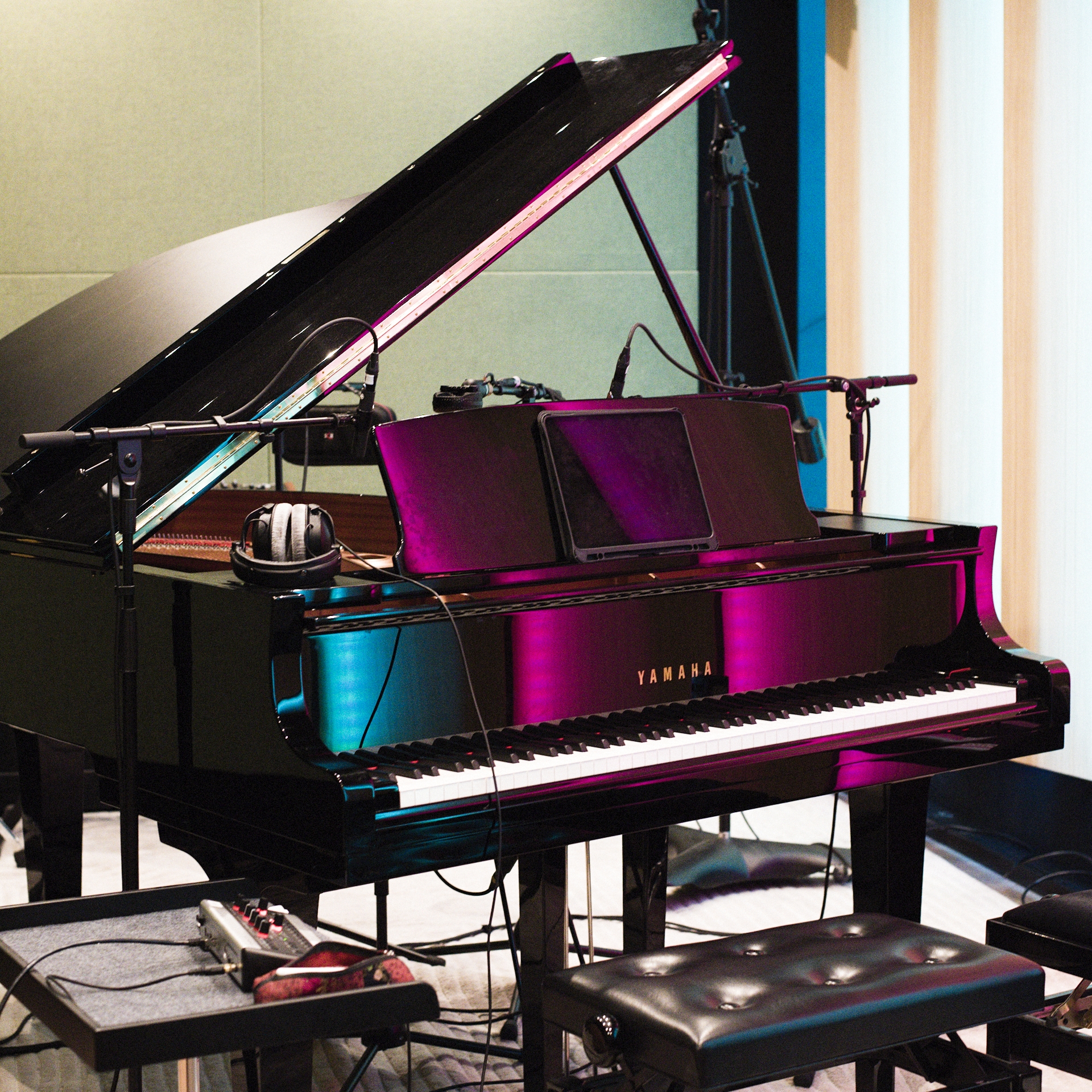 Piano quart de queue installé dans la cabine d'enregistrement principale du studio du Belvédère